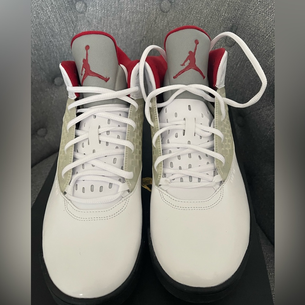 Jordan MAXIN 200   Size 11 NWT White/Red/Black